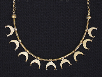 Vėrinys iš pusmėnulio formos kabučių, įvijėlių, ir grandelių. Pagal radinį iš Marvelės, Kaunas. IIIa. 